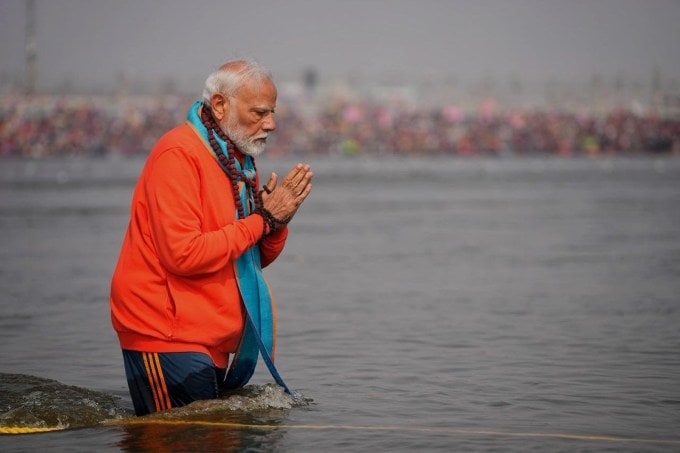 <strong>પીએમ નરેન્દ્રાનું મહા કુંભ મેળામાં સ્નાન</strong><br>વડાપ્રધાન નરેન્દ્ર મોદી 5 ફેબ્રુઆરી,2025ના રોજ મહા કુંભ મેળામાં સ્નાન કરવા પ્રયાગરાજ પહોંચ્યા હતા. પીએમ મોદી મોદીનું પ્રયાગરાજ કુંભ મેળામાં આ પહેલું સ્નાન છે. આ અગાઉ અમિત શાહ સહિત ઘણા નેતાઓ મહા કુંભ મેળામાં સ્નાન કરી ચૂક્યા છે. (Photo: @narendramodi)