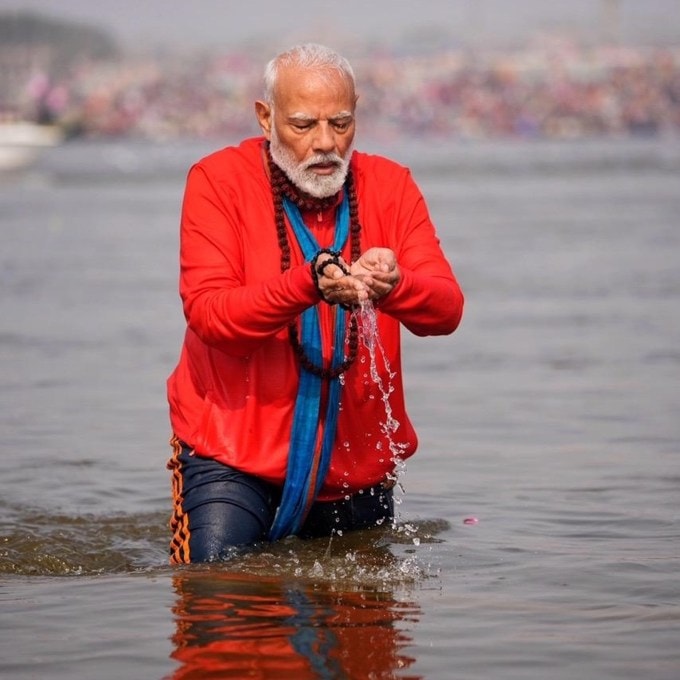 વડાપ્રધાન નરેન્દ્ર મોદી મહા કુંભ મેળામાં સ્નાન દરમિયાન ભક્તિમાં તલ્લીન દેખાતા હતા. મહા કુંભમાં સ્નાન સમયે પીએમ મોદીએ લાલ રંગની ટીશર્ટ, બ્લેક પેન્ટ અને ગળામાં કેસરી કિનારીવાળું વાદળી ખેસ ગળામાં પહેર્યો હતો. (Photo: @narendramodi)