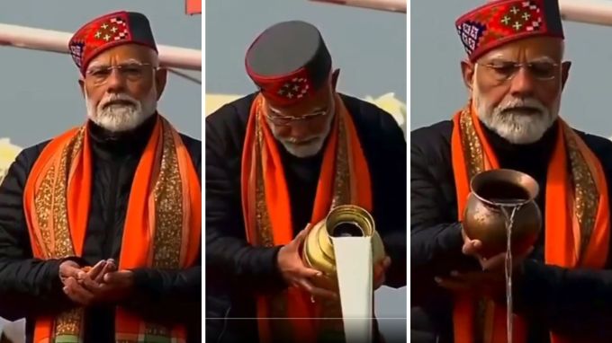 <strong>મહા કુંભ મેળામાં સ્નાન પહેલા નદીની પૂજા</strong><br>પીએમ નરેન્દ્ર મોદીએ મહા કુંભ મેળામાં સ્નાન કરવાની પહેલા પવિત્ર નદીઓની શાસ્ત્રોક્ત પૂજા વિધિ કરી હતી. પૂજા દરમિયાન પીએમ મોદીએ નદીને દૂધ અને જળ અર્પણ કર્યું હતું. (Photo: @narendramodi)