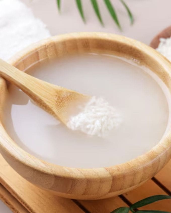 ચોખાના પાણીથી નિયમિતપણે ચહેરો ધોવાથી તમારી સ્કિન તેજસ્વી અને કોમળ બનશે. તેમાં રહેલા ફાયદાકારક સંયોજનો ફેનોલિક એસિડ અને ફ્લેવોનોઈડ્સ છે. આમાં બળતરા વિરોધી ગુણધર્મો છે. આ ત્વચા પરના લાલ ફોલ્લીઓથી છુટકારો મેળવવામાં મદદ કરશે. ચહેરાને સાફ કરે છે અને છિદ્રોને બંધ થતા અટકાવે છે. તે ખીલને અટકાવે છે.