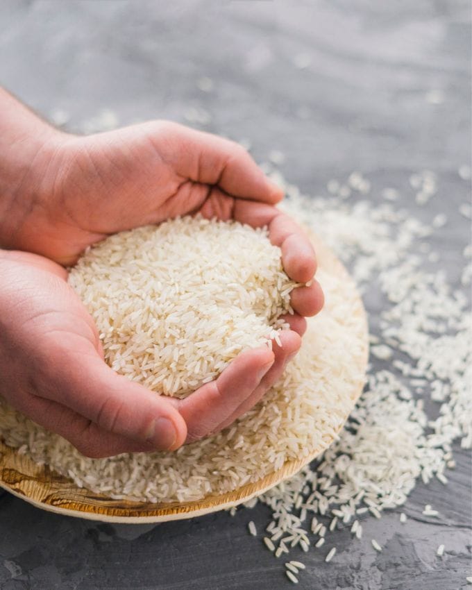 ચોખાનું પાણીમાં એલોવેરા જેલ અને ગ્લિસરીન ઉમેરી શકો છો અને તેને એકસાથે મિક્સ કરી શકો છો. આ મિશ્રણ રાત્રે સૂતા પહેલા ચહેરા પર લગાવી શકાય છે. સવારે ઉઠતાની સાથે જ તમે તેને ઠંડા પાણીથી ધોઈ શકો છો