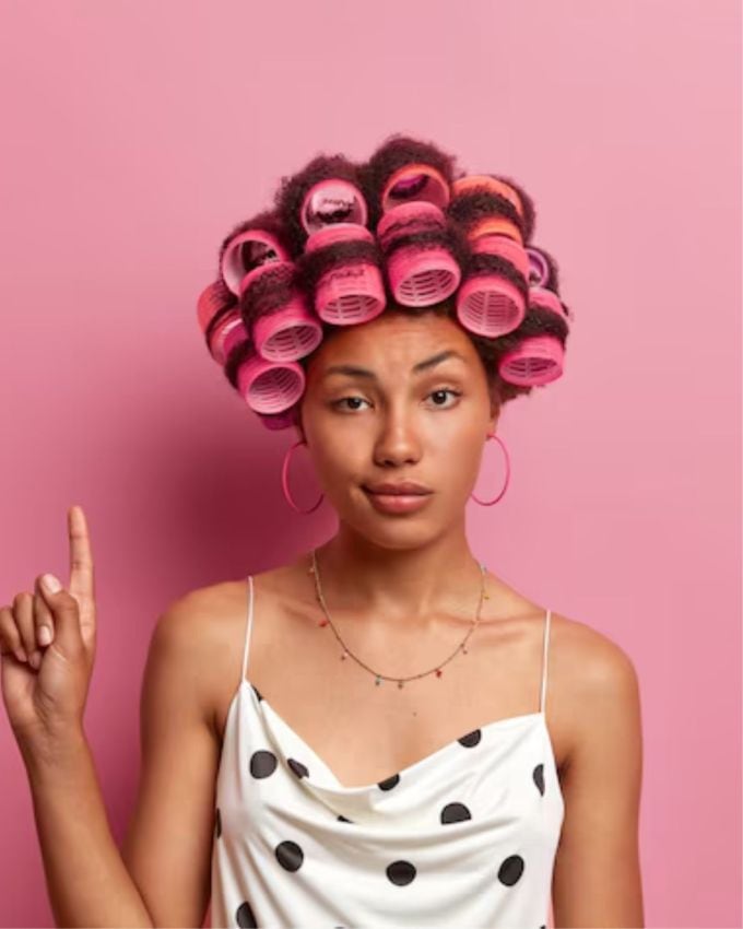 <strong>રોલર્સનો ઉપયોગ :</strong> તમારા વાળ સીધા કરવા માટે, રોલર્સને થોડા ભીના વાળ પર લગાવો અને તેને થોડો સમય રાખો, આનાથી તમારા વાળ સરળતાથી સીધા થઈ જશે. રોલર્સનો ઉપયોગ વાળને જરૂરી આકાર અને ચમક આપે છે, જેનાથી વાળ સીધા અને સુંદર રહે છે.