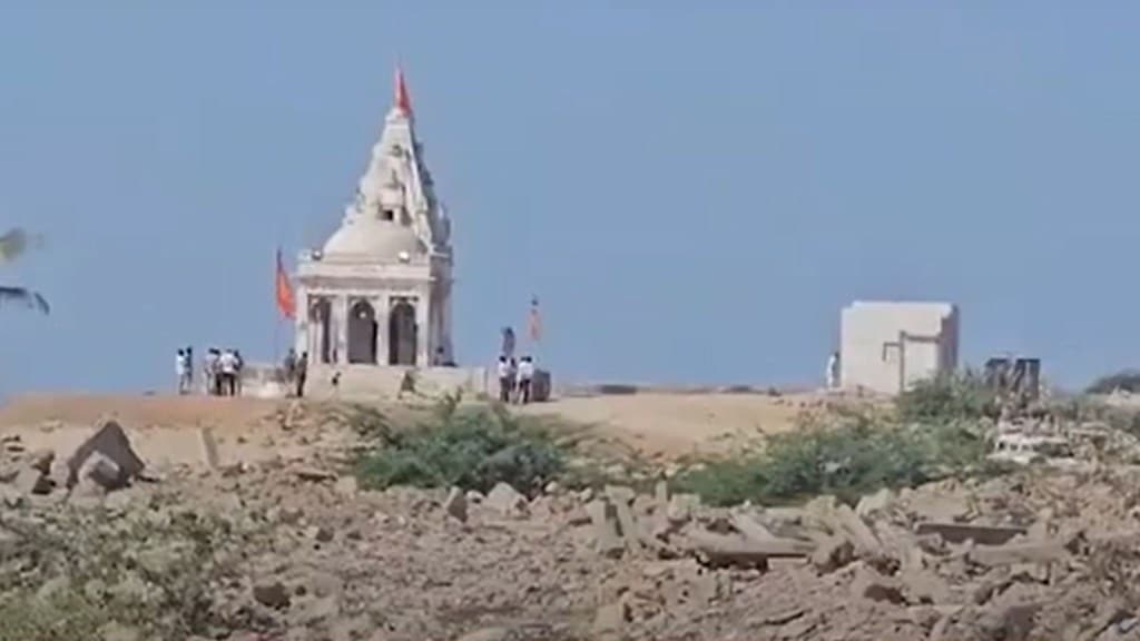 લો બોલો! મહાશિવરાત્રીના દિવસે જ ગુજરાતમાં મહાદેવ મંદિરમાંથી પ્રાચીન શિવલિંગ ચોરાઈ ગયું લો બોલો! મહાશિવરાત્રીના દિવસે જ ગુજરાતમાં મહાદેવ મંદિરમાંથી પ્રાચીન શિવલિંગ ચોરાઈ ગયું