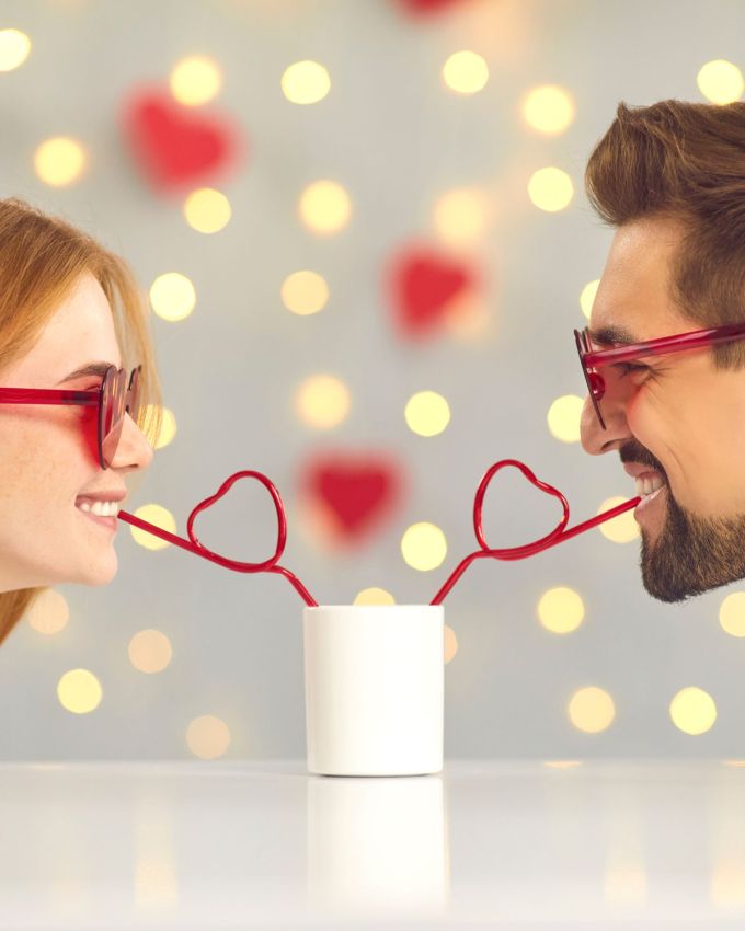 વેલેન્ટાઈન વીક (Valentine Week) શરૂ થઈ ગયો છે. આ આખા અઠવાડિયા દરમિયાન, દરેક વ્યક્તિ પોતાના જીવનસાથી પ્રત્યે અલગ અલગ રીતે પ્રેમ વ્યક્ત કરે છે. આવી સ્થિતિમાં, આ વેલેન્ટાઇનને ખાસ બનાવવા માટે, તમે કોઈ અનોખી અને સુંદર ભેટ પણ આપી શકો છો અને તમારા વેલેન્ટાઇનને ખાસ બનાવી શકો છો. અહીં તમારા માટે આવા જ કેટલાક ગિફ્ટ ઓપ્શન લાવ્યા છીએ. આ આપ્યા બાદ તમારા જીવનસાથી ખુશ થઇ જશે અને આ વેલેન્ટાઇન વીક તમારા બંને માટે યાદગાર બની જશે.