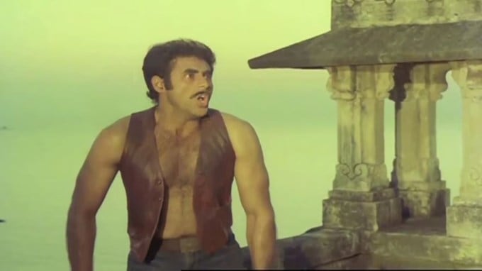 <strong>ફિલ્મની લોકપ્રિયતાના કારણો</strong><br>'પુરાના મંદિર' ની સફળતાનું મુખ્ય કારણ તેની રસપ્રદ વાર્તા, ડરામણા દ્રશ્યો અને અનિરુદ્ધ અગ્રવાલ દ્વારા ભજવવામાં આવેલ રાક્ષસનું ભયાનક પાત્ર હતું. તે સમયની ટેકનોલોજી અને મર્યાદિત સંસાધનો હોવા છતાં રામસે બ્રધર્સે આ ફિલ્મને અસરકારક રીતે રજૂ કરી, તેને એક કલ્ટ ક્લાસિક બનાવી. (તસવીર: ફિલ્મમાંથી)