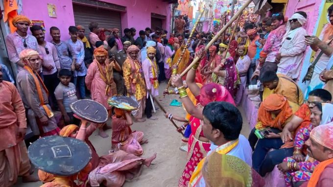 <strong>બરસાનાની લઠ્ઠમાર હોળી</strong><br>બરસાનાની લઠ્ઠમાર હોળી દેશ દુનિયામાં પ્રખ્યાત છે. નંદ ગામથી હોળીનો રંગ લગાવવા આવેલા યુવકો પર બરસાનાની ગોપીઓ એટલે કે સ્ત્રીઓ તેમને લઠ્ઠ મારે છે. તો નંદગામના યુવકો બરસાનાની ગોપીઓના લઠ્ઠમારથી બચવાનો પ્રયાસ કરે છે. હોળી રમવા આવેલા નંદગામના યુવકોને હુરિયારો કહેવાય છે. (Photo: Social Media)