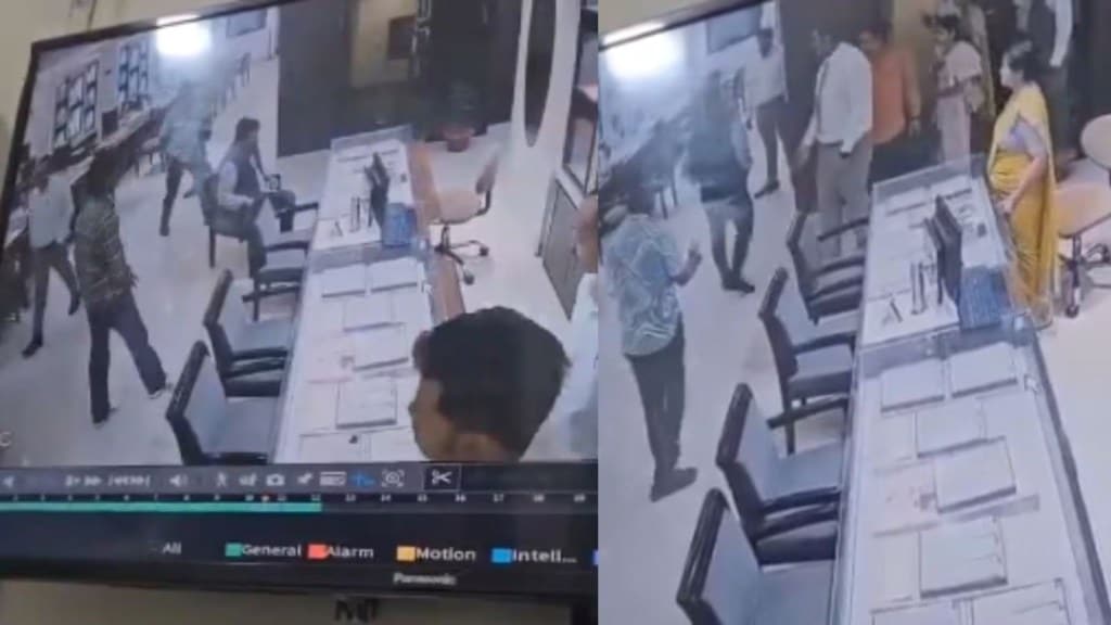 બિહારમાં ધોળા દિવસે ફિલ્મી સ્ટાઇલમાં 25 કરોડ રૂપિયાની લૂંટ, જુઓ ચકચારી વીડિયો બિહારમાં ધોળા દિવસે ફિલ્મી સ્ટાઇલમાં 25 કરોડ રૂપિયાની લૂંટ, જુઓ ચકચારી વીડિયો