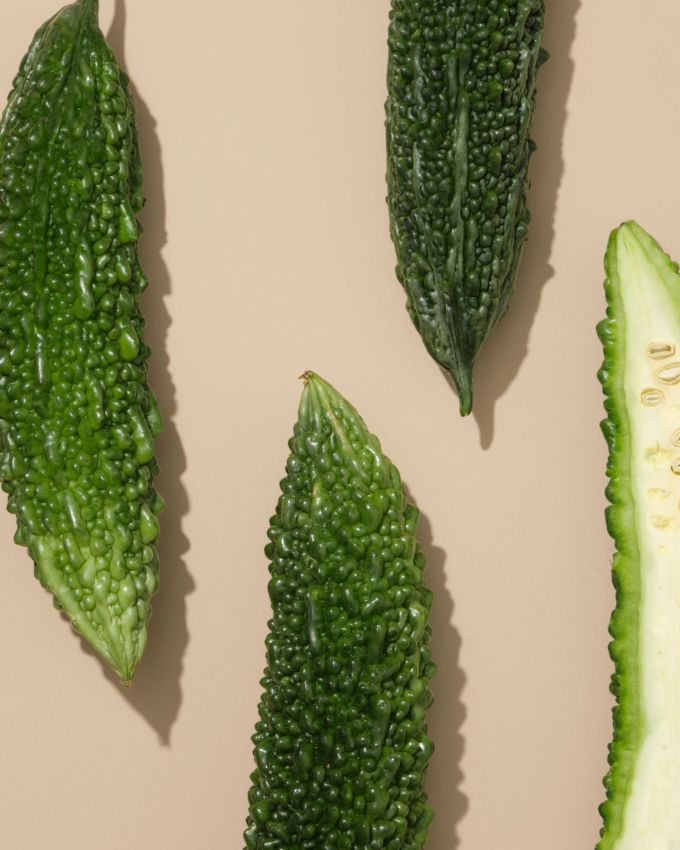 <strong>વજન ઘટાડવામાં મદદ </strong>: કારેલામાં કેલરી ઓછી અને ફાઇબર વધુ હોય છે, જે તેને વજન ઘટાડવા માટે ઉત્તમ પસંદગી બનાવે છે. તે ચયાપચયને ઝડપી બનાવે છે અને શરીરમાંથી ઝેરી પદાર્થોને બહાર કાઢે છે. તેનું નિયમિત સેવન ભૂખને નિયંત્રિત કરે છે, અને શરીરમાં ચરબીનું પ્રમાણ ઘટાડે છે, જે વજન ઘટાડવામાં મદદ કરે છે.