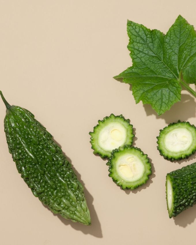 <strong>હૃદયના સ્વાસ્થ્યમાં સુધારો કરે </strong>: કારેલા હૃદયના સ્વાસ્થ્ય માટે પણ ફાયદાકારક છે. તે બ્લડ પ્રેશરને નિયંત્રિત કરવામાં મદદ કરે છે અને લોહીમાં કોલેસ્ટ્રોલનું સ્તર ઘટાડે છે. તેમાં પોટેશિયમ, ફાઇબર અને એન્ટીઑકિસડન્ટ હોય છે, જે હૃદયના ધબકારા નિયમિત રાખે છે અને હૃદય સંબંધિત રોગોનું જોખમ ઘટાડે છે.