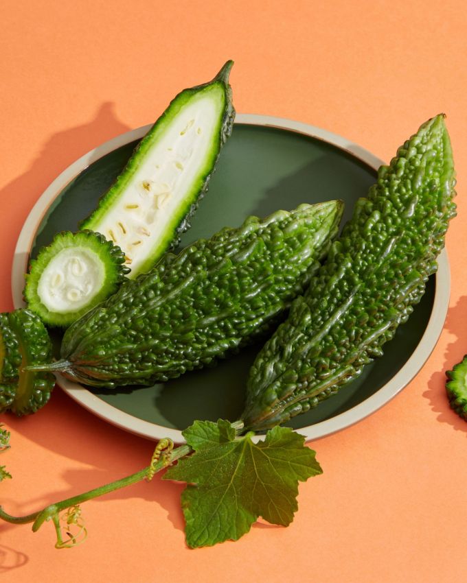 <strong>પાચનતંત્ર સુધારે </strong>: કારેલા પાચનતંત્ર માટે પણ ફાયદાકારક છે. તે અપચો, ગેસ અને કબજિયાત જેવી સમસ્યાઓ ઘટાડે છે. કારેલામાં ફાઇબરનું પ્રમાણ વધુ હોય છે, જે આંતરડાની ગતિવિધિઓને સુધારવામાં મદદ કરે છે અને પાચનને સરળ બનાવે છે. તે પેટ સાફ કરવામાં અને આંતરડાના સ્વાસ્થ્યને સુધારવામાં મદદ કરે છે.