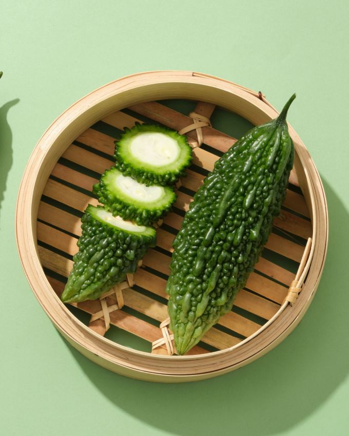 <strong>સ્કિન માટે ફાયદાકારક</strong> : કારેલા ત્વચા માટે પણ ખૂબ ફાયદાકારક છે. તે લોહીને શુદ્ધ કરે છે અને ખીલ, ખીલ અને ત્વચાના અન્ય ડાઘ ઘટાડે છે. તેના એન્ટીઑકિસડન્ટ અને બળતરા વિરોધી ગુણધર્મો ત્વચાને સ્વસ્થ અને ચમકદાર બનાવે છે. આ સાથે, તે ત્વચાની બળતરા અને ડાઘ દૂર કરવામાં પણ મદદ કરે છે.