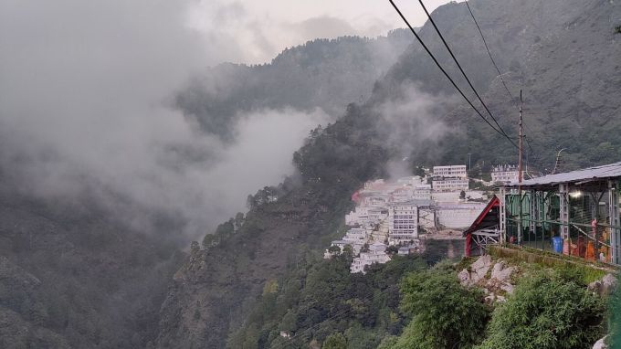 વૈષ્ણો દેવી મંદિર : માતા વૈષ્ણો દેવીનું મંદિર જમ્મુ અને કાશ્મીરમાં ત્રિકુટા પહાડીઓ પર આવેલું છે. વૈષ્ણો દેવી મંદિર ભારતના સૌથી પ્રસિદ્ધ મંદિરોમાંનું એક છે, દર વર્ષે લાખો શ્રદ્ધાળુઓ અહીં આવે છે. આ મંદિર સુધી પહોંચવા માટે, ભક્તોને સુંદર લેન્ડસ્કેપ્સ દ્વારા લઈ જવામાં આવે છે અને ઘણા માને છે કે જ્યારે દેવી માતા બોલાવે છે ત્યારે જ તીર્થયાત્રા પૂર્ણ થાય છે. ભક્તોના દુ:ખ દૂર થાય છે અને દરેક મનોકામના પૂર્ણ થાય છે.(photo-wikipedia)(photo-wikipedia)