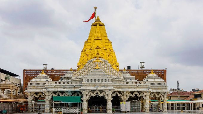 અંબાજી મંદિર : ગુજરાતના સૌથી પ્રસિદ્ધ મંદિરોમાંનું એક અંબાજી મંદિર છે. આ મંદિર દેવી અંબાને સમર્પિત છે. અરવલ્લી પહાડીઓ પર આવેલું અંબાજી મંદિર સૌથી પ્રાચીન મંદિરોમાંનું એક છે. અહીં લાખો ભક્તો આવે છે. નવરાત્રી દરમિયાન મંદિરને સુંદર રીતે શણગારવામાં આવે છે.(photo-wikipedia)