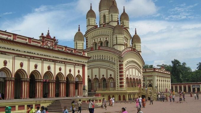 દક્ષિણેશ્વર કાલી મંદિર : પશ્ચિમ બંગાળમાં દક્ષિણેશ્વર કાલી મંદિર ખૂબ જ પ્રખ્યાત છે. તે દેવી કાલીને સમર્પિત છે, જે દેવી દુર્ગાના નવ સ્વરૂપોમાંથી એક છે. આ મંદિર તેના આધ્યાત્મિક વાતાવરણ માટે ઘણું પ્રખ્યાત છે. દક્ષિણેશ્વર કાલી મંદિરમાં લાખો ભક્તો આવે છે.(photo-wikipedia)