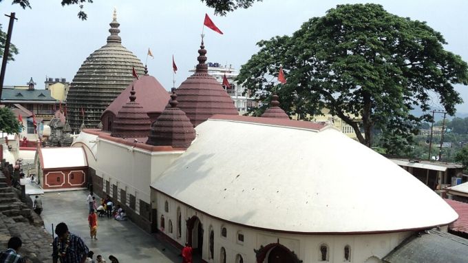 કામાખ્યા મંદિર : કામાખ્યા મંદિર આસામના ગુવાહાટીમાં આવેલું છે અને 51 શક્તિપીઠોમાંનું એક મહત્વનું સ્થાન છે. આ મંદિર ભારતના સૌથી જૂના દેવી દુર્ગા મંદિરોમાંનું એક છે. ધાર્મિક માન્યતા અનુસાર, માતા સતીની યોનિનો ભાગ આ સ્થાન પર પડ્યો હતો. આ મંદિરમાં દેવીની યોનિની પૂજા કરવામાં આવે છે. તે ભારતની સૌથી મહત્વપૂર્ણ શક્તિપીઠોમાંની એક માનવામાં આવે છે.(photo-wikipedia)