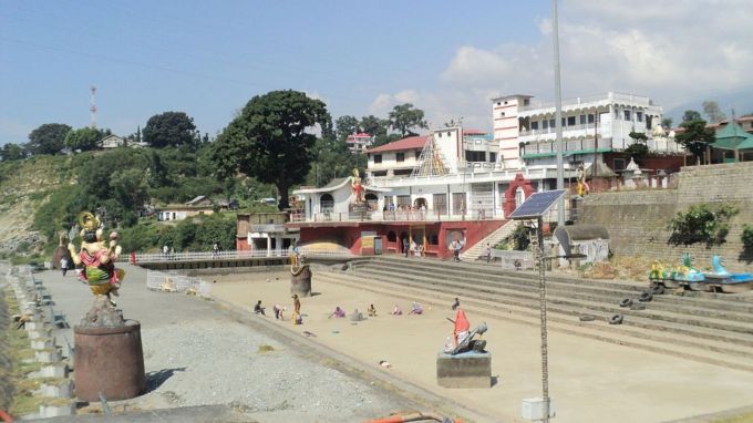 ચામુંડા દેવી મંદિર : હિમાચલ પ્રદેશમાં આવેલું ચામુંડા દેવી મંદિર સૌથી પ્રસિદ્ધ મંદિરોમાંનું એક છે. પહાડો પર આવેલું આ મંદિર ખૂબ જ સુંદર છે. લોકો અહીં માતા રાનીના આશીર્વાદ અને શાંતિ મેળવવા આવે છે. નવરાત્રિ દરમિયાન અહીં ભીડ જોવા મળે છે. ચામુંડા દેવી તેમના ભક્તોની દરેક મનોકામના પૂર્ણ કરે છે.(photo-wikipedia)