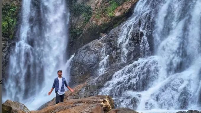 સરગુજા : સરગુજા એ છત્તીસગઢનો મુખ્ય જિલ્લો છે, જેનું મુખ્યાલય અંબિકાપુર ખાતે છે. તે રાજ્યના ઉત્તર ભાગમાં આવેલું છે. આ સિવાય તે ઝારખંડ, ઉત્તર પ્રદેશ અને ઓડિશાની સરહદની ખૂબ નજીક છે. સરગુજા છત્તીસગઢની રાજધાની રાયપુરથી લગભગ 327 કિમી દૂર છે.(Photo-Social media)