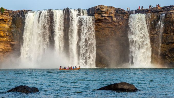 અન્ય એક માન્યતા અનુસાર મૌર્ય વંશના આગમન પહેલા આ વિસ્તાર નંદ વંશના ભગવાન નંદના શાસન હેઠળ હતો. આ વિસ્તારમાં ઘણી કોતરણી અને પ્રાચીન અવશેષો પણ જોઈ શકાય છે.(Photo-wikipedia)