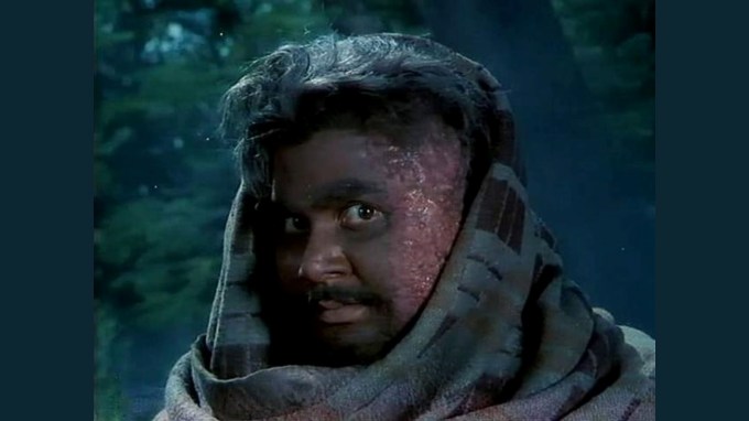 <strong>બી-ગ્રેડ હોરર ફિલ્મોની દુનિયા</strong><br>રામસે બ્રધર્સની ફિલ્મો ભલે બી-ગ્રેડ શ્રેણીમાં આવતી હતી, પણ તેમની લોકપ્રિયતા કોઈપણ એ-ગ્રેડ ફિલ્મથી ઓછી નહોતી. આ ફિલ્મોમાં ભય, ભૂત, રહસ્ય, તંત્ર-મંત્ર અને બોલ્ડ દ્રશ્યો મુખ્ય આકર્ષણ હતા. આ મોટાભાગે સસ્તા થિયેટરોમાં અને નાના શહેરોમાં રિલીઝ થયા હતા, જ્યાં તેમને ખૂબ જ દર્શકો મળ્યા હતા. ભલે આ ફિલ્મોમાં ઓછી સ્પેશિયલ ઇફેક્ટ્સ અને ઓછું બજેટ હતું, પણ તેનો ભયાનક બેકગ્રાઉન્ડ સ્કોર અને લોકેશન્સે તેમને ખાસ બનાવ્યા. (તસવીર: ફિલ્મમાંથી)