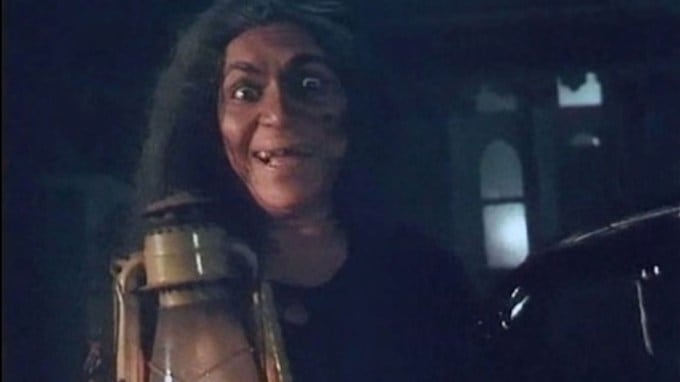 <strong>ફિલ્મની વાર્તા - ભૂતિયા હવેલી અને રાક્ષસી શ્રાપ</strong><br>ફિલ્મની વાર્તા એક જૂની હવેલીની આસપાસ ફરે છે જેમાં એક ભયંકર શેતાન (સામરી) સો વર્ષથી બંધ છે. જ્યારે કેટલાક યુવાનો હવેલીની મુલાકાત લે છે, ત્યારે શેતાન આકસ્મિક રીતે મુક્ત થઈ જાય છે, અને પછી આતંક અને મૃત્યુની ભયાનક વાર્તા શરૂ થાય છે. (તસવીર: ફિલ્મમાંથી)