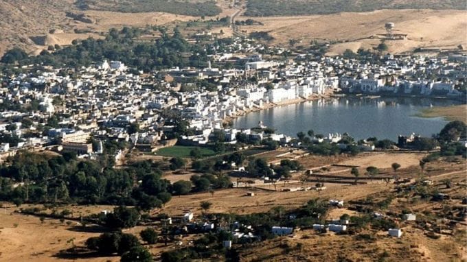 પુષ્કર : રાજસ્થાન રાજ્યમાં આવેલું પુષ્કર માત્ર તેના આકર્ષક તળાવના નજારા અને ઊંટ મેળા માટે જ નહીં પરંતુ તેની અનોખી હોળી પ્રસંગ માટે પણ પ્રખ્યાત છે. હોળીની મજા, શેરીઓમાં હોળીના રંગો અને બીજું ઘણું બધું જોવા માટે મોટી સંખ્યામાં લોકો આ સ્થળની મુલાકાત લે છે.(photo-wikipedia)