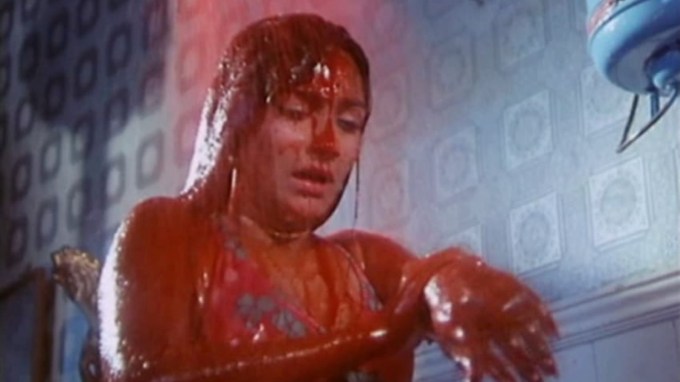 <strong>ફિલ્મની સફળતા અને અસર</strong><br>'પુરાના મંદિર' ફિલ્મ એક સીમાચિહ્નરૂપ સાબિત થઈ. તેની સફળતાએ દર્શાવ્યું કે સુપરહિટ હોરર ફિલ્મો ઓછા બજેટમાં પણ બનાવી શકાય છે. તે 1980ના દાયકાની સૌથી વધુ કમાણી કરનારી હોરર ફિલ્મ હતી. આજે પણ તેને કલ્ટ ક્લાસિક ગણવામાં આવે છે. (તસવીર: ફિલ્મમાંથી)