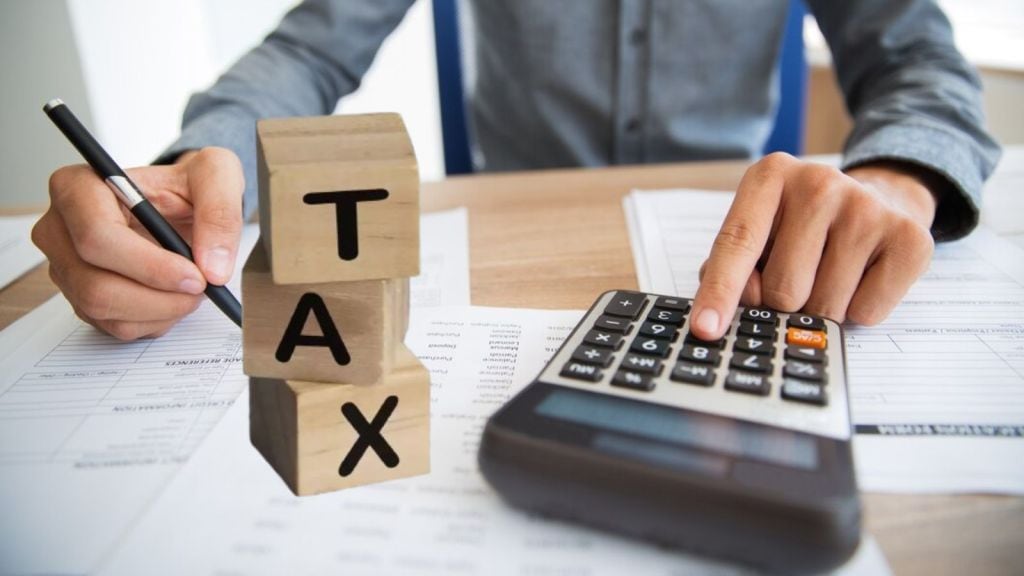 Income Tax Rules: નવા ઈન્કમ ટેક્સ સ્લેબ રેટ 1 એપ્રિલથી લાગુ, કર બચત માટે જાણવું જરૂરી Income Tax Rules: નવા ઈન્કમ ટેક્સ સ્લેબ રેટ 1 એપ્રિલથી લાગુ, કર બચત માટે જાણવું જરૂરી