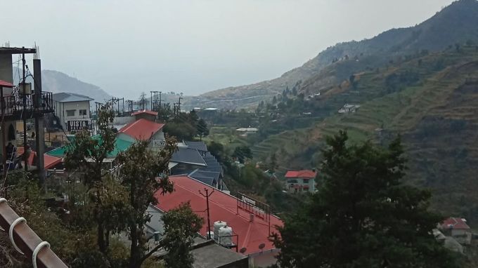 લેન્ડોર<br>લેન્ડોરનું નામ બ્રિટનના એક નાના ગામ લેંડડોરર પરથી પડ્યું છે. બ્રિટિશકાળમાં અંગ્રેજ સૈનિકો પોતાના ઘરે બહું યાદ કરતા હતા, ત્યારે તેમણે ભારતમાં ઘણા સ્થળોના નામ પોતાના શહેર કે ગામ પરથી પાડ્યા હતા. મસૂરીમાં બનેલી પ્રથમ ઇમારત 1825માં કેપ્ટન યંગે લેન્ડોરમાં બનાવી હતી. કેપ્ટન યંગે મસૂરી હિલ સ્ટેશનની શોધ કરી હતી. તેઓ બ્રિટિશ સેનામાં ગુરખા બટાલિયનના કમાન્ડર હતા. (Photo: Social Media)