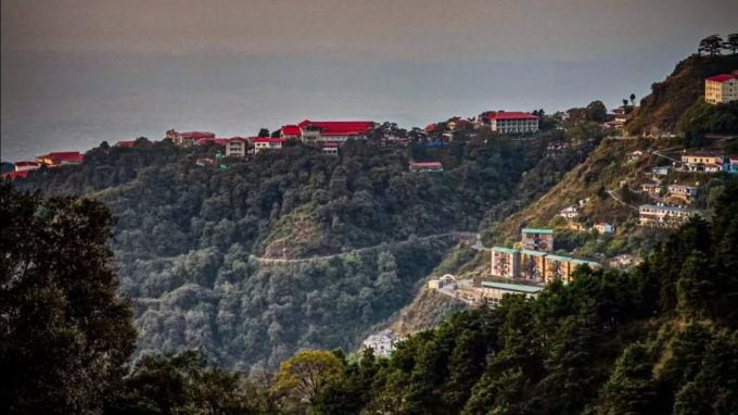 <strong>ભારતનું મિની લંડન કહેવાય છે આ હિલ સ્ટેશન</strong><br>હિલ સ્ટેશન કુદરતી સૌંદર્યથી ભરપૂર ઉનાળામાં ફરવા માટે શ્રેષ્ઠ સ્થળ છે. ભારતમાં ઉત્તરાખંડ, હિમાચલ પ્રદેશ અને કેરળ રાજ્યમાં સૌથી વધારે હિલ સ્ટેશન આવેલા છે. તેમા શિમલા કુલુ મનાલી, મસૂરી, દાર્જલિંગ સૌથી વધુ પ્રખ્યાત હિલ સ્ટેશન. જો કે અહીં તમને ભારતના સૌથી ખાસ હિલ સ્ટેશન જાણકારી આપી છે. આ હિલ સ્ટેશન પર માત્ર 24 ઘર અને 4 દુકાન છે. આ હિલ સ્ટેશનને મિની લંડન પણ કહેવાય છે. પ્રવાસીઓ અહીં અદભુત શાંતિનો અનુભવ કરે છે. (Photo: Social Media)