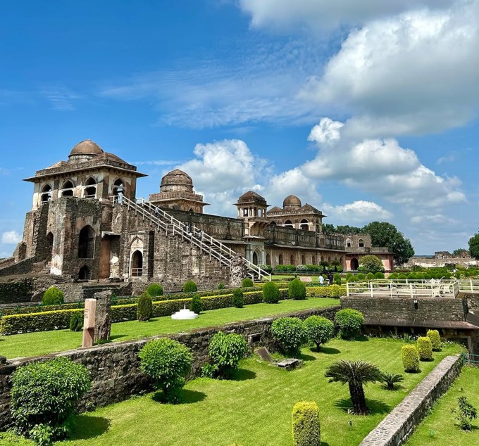 <strong>માંડુ / માંડવગઢ : Mandu</strong><br>મધ્યપ્રદેશના ધાર જીલ્લામાં આવેલું માંડુ પર્વતમાળામાં વસેલું ઐતિહાસિક સ્થળ છે. માંડુને માંડવગઢ પણ કહેવાય છે. માંડુ ઇતિહાસ અને પ્રકૃતિ પ્રેમીઓ માટે સ્વર્ગ સમાન સ્થળ છે. અહીં મુઘલ કાળની ઐતિહાસિક ઇમારતો અને વન્યજીવન જોવા મળે છે. માંડવગઢમાં તારાપુર દરવાજા, જહાંગીર દરવાજા, દિલ્હી દરવાજા, હોશંગ શાહનો મકબરો, જામા મસ્જિદ, અશરફી મહેલ, રેવા કુંડ, રૂમતી મંડપ, નીલકંઠ મહલ, હાથી મહલ તથા લોહાની ગુફા જોવાલાયક છે. માંડુ મધ્યપ્રદેશના ઈન્દોરથી 86 કિમી અને ધાર શહેરથી 35 કિમી દૂર છે. (Photo: Social Media)