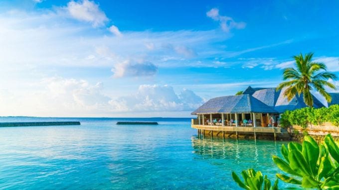 <strong>મોરેશિયસ (Mauritius)</strong><br>મોરેશિયસ પ્રવાસીઓને 60 દિવસ માટે વીઝા ફ્રી એન્ટ્રી આપે છે. જો તમે એક પરફેક્ટ બીચ હોલિડે ડેસ્ટિનેશન શોધો છો, તો મોરેશિયસ તમારા માટે શ્રેષ્ઠ પ્રવાસ સ્થળ છે. ક્રિસટલ ક્લિયર લેગૂન અને સફેદ રેતીના દરિયા કિનારે ફરવું, સ્નોર્કલિંગ અને સ્કૂબા ડ્રાઇવિંગ જેવી એડવેન્ચર એક્ટિવિટીની મજા, લા વેનીલ નેચર પાર્કમાં કાચબા જોવાની મજા પડેછે. અહીં શાંત પાણી અને એડવેન્ચર એક્ટિવિટીઝ પરિવાર માટે એક બેસ્ટ ટુરિસ્ટ ડેસ્ટિનેશનલ બનાવે છે. (Photo: Freepik)