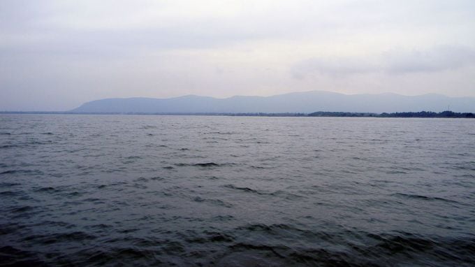 ચિલિકા ઝીલ માત્ર ઓડિશાનું જ નહીં પરંતુ સમગ્ર ભારતનું અદ્ભુત કુદરતી વારસો છે. શાંત વાતાવરણ, પક્ષીઓનું નિરીક્ષણ અને કુદરતી સૌંદર્ય તેને પ્રવાસીઓ માટે આકર્ષક સ્થળ બનાવે છે. જો તમે પ્રકૃતિ પ્રેમી છો, તો ચિલિકા ઝીલની સફર ચોક્કસપણે એક અવિસ્મરણીય અનુભવ હશે. આ સ્થળ દર વર્ષે લાખો પ્રવાસીઓને આકર્ષે છે, અને એક આદર્શ સ્થળ છે જ્યાં તમે પ્રકૃતિની અદભૂત સુંદરતાનો આનંદ માણી શકો છો.(Photo-Wikipedia)