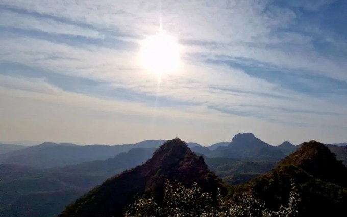 <strong>પંચમઢી : Pachmarhi</strong><br>પંચમઢી મધ્યપ્રદેશનું પ્રખ્યાત હિલ સ્ટેશન છે. અદભુત કુદરતી દ્રશ્ય અને આનંદિત હવામાન પ્રવાસીઓને ખુશ કરે છે. મધ્યપ્રદેશમાં જ્યારે ભયંકર ગરમી પડતી હોય ત્યારે પણ પંચમઢીમાં ઠંડકનો અનુભવ થાય છે. પંચમઢીમાં મહાદેવ હિલ્સ, પાંડવ ગુફા, સનસેટ પોઇન્ટ, હાંડી ખોહ ખીણ, પ્રિયદર્શિની પોઇન્ટ, સતપુડા રાષ્ટ્રીય અભ્યારણ સહિત ઘણા જોવાલાયક સ્થળો છે. પંચમઢી 200 મીટરની ઉંચાઇ પરથી નીચે પડતું બી ફોલ્સ જોવાલાયક છે. પંચમઢી જબલપુરથી 250 કિમી અને ભોપાલથી 230 કિમી દૂર છે. (Photo: Social Media)