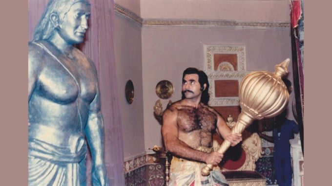 <strong>પુનીત ઇસ્સાર અને રામસે બ્રધર્સનું જોડાણ</strong><br>ફિલ્મમાં પુનીત ઇસ્સાર બીજા લીડમાં હતા. રસપ્રદ વાત એ છે કે, થોડા વર્ષો પછી તેમણે બી.આર.માં કામ કર્યું. ચોપરાના 'મહાભારત'માં દુર્યોધનની ભૂમિકા ભજવીને તેઓ ઘર-ઘરમાં જાણીતા બન્યા. (તસવીર: ફિલ્મમાંથી)