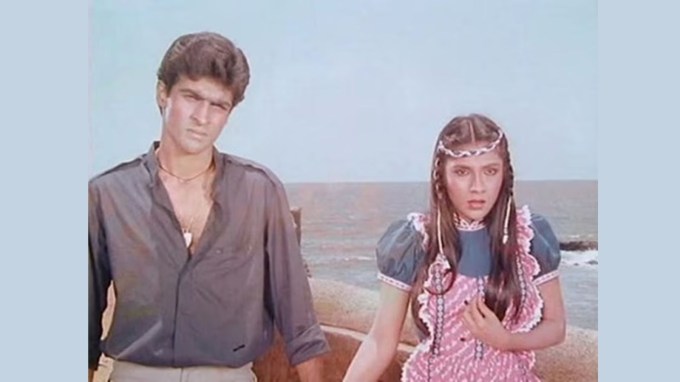 <strong>ફિલ્મના મુખ્ય પાત્રો:</strong><br>સાધના સિંહ (આરતી ગુપ્તા) - જેનો પરિવાર આ શેતાનના શ્રાપથી પીડાય છે.<br>સુરેશ (મોહનીશ બહલ) - જે તેની ગર્લફ્રેન્ડ સાધનાને આ શ્રાપથી બચાવવાનો પ્રયાસ કરે છે.<br>શૈતાન સામરી (અનિરુદ્ધ અગ્રવાલ) - ફિલ્મનો મુખ્ય ખલનાયક, જે વર્ષો પછી મુક્ત થાય છે અને આતંક મચાવવાનું શરૂ કરે છે.<br>શેરા (પુનીત ઇસ્સાર) - જે ફિલ્મમાં સુરેશને મુખ્ય પાત્ર તરીકે મદદ કરે છે. (તસવીર: ફિલ્મમાંથી)