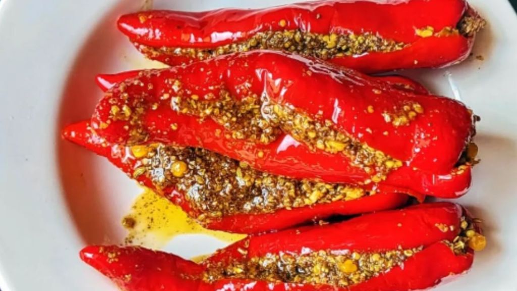 Red Chilli Pickle: લાલ મરચાનું અથાણું આ રીતે બનાવો, ખાતા રહી જશો Red Chilli Pickle: લાલ મરચાનું અથાણું આ રીતે બનાવો, ખાતા રહી જશો