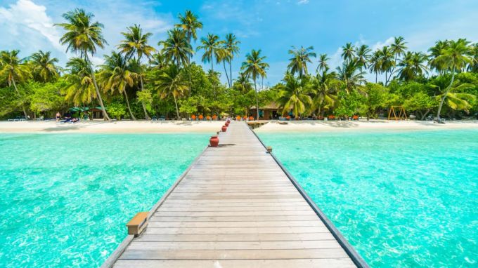 <strong>સેશેલ્સ (Seychelles)</strong><br>સેશેલ્સ 30 દિવસ માટે વીઝા ફ્રી ડેસ્ટિનશન આપે છે. દરિયાના ટાપુ ફરવા અને મરજીવા માટે સેશેલ્સ ઉત્તર સ્થળ છે. દરિયાના કિનારે મજેદાર રમતો અને એક્ટિવિટીઝ, ગ્લાસ બોટમ બોટમાં સવારી અને ડોલ્ફિન જોવી, વેલી ડે માઇ જંગલમાં નેચર વોક, વાદળી લૈગૂન અને કાચબા જોવાનો અનુભવ યાદગાર રહે છે. (Photo: Freepik)