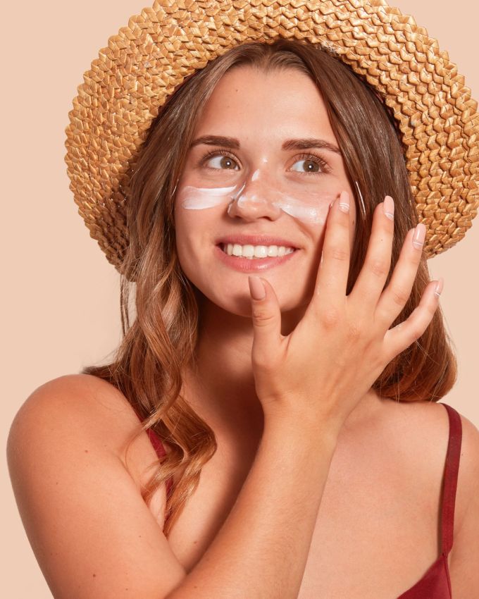 લોકો સૂર્યના તેજ કિરણોથી ત્વચાને બચાવવા માટે સનસ્ક્રીન (sunscreen) નો ઉપયોગ કરે છે. આ તમારી ત્વચા પર એક સ્તર બનાવે છે જે સૂર્યના હાનિકારક કિરણોને તમારી ત્વચાને નુકસાન પહોંચાડતા અટકાવે છે. આજકાલ બજારમાં અનેક પ્રકારના સનસ્ક્રીન ઉપલબ્ધ છે. 