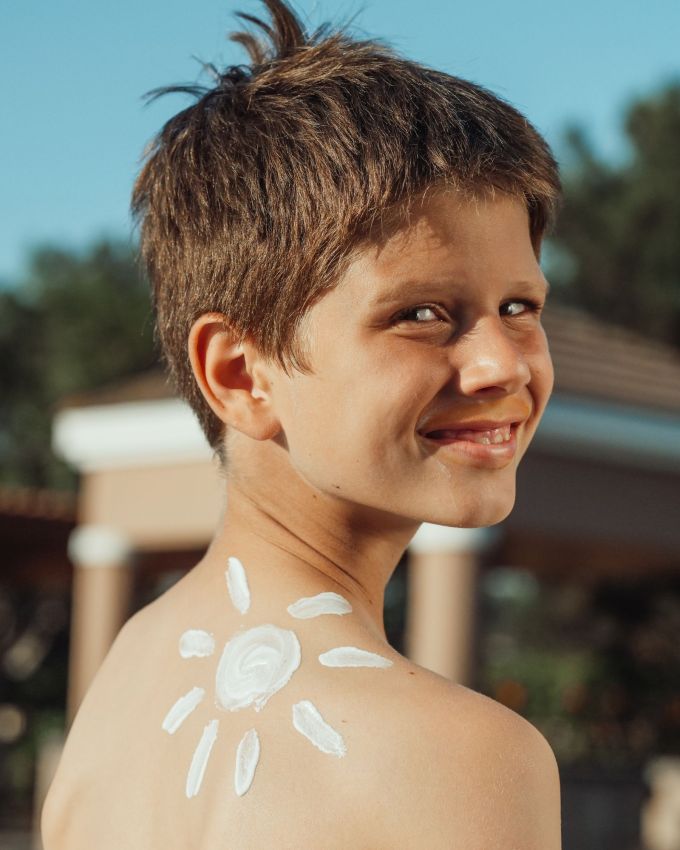 બધા સનસ્ક્રીનમાં ચોક્કસપણે SPF નો ઉલ્લેખ છે. કેટલાક કિસ્સાઓમાં તે 30, 40 છે અને કેટલાક કિસ્સાઓમાં તે 50 પણ છે. આવી સ્થિતિમાં, સનસ્ક્રીન ખરીદતી વખતે, આપણે ઘણીવાર સમજી શકતા નથી કે તમારી ત્વચા માટે કયું SPF સનસ્ક્રીન વધુ સારું રહેશે. તો અહીં જાણો આ SPF શું છે અને તમારી સ્કિન માટે કયું SPF શ્રેષ્ઠ છે.