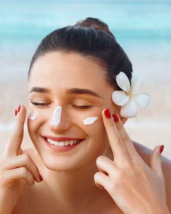 <strong>એસપીએફ 30 </strong>: Spf 30 વાળું સનસ્ક્રીન ત્વચાને લગભગ 96.7% હાનિકારક સૂર્ય કિરણોથી રક્ષણ આપે છે. આ SPF સ્તર મોટાભાગના ત્વચા પ્રકારો માટે યોગ્ય છે અને સૂર્યના નુકસાન સામે સારું રક્ષણ પૂરું પાડે છે.