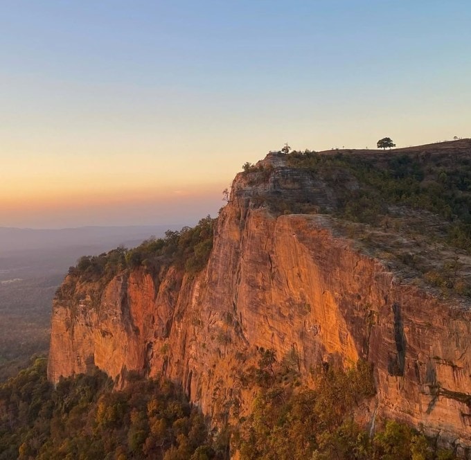 <strong>તામિયા હિલ : Tamia Hill</strong><br>તામિયા હિલ મધ્યપ્રદેશના છિંદવાડામાં આવેલું સ્વર્ગ સમાન પ્રવાસન સ્થળ છે. તામિયા હિલ સ્ટેશન પર બ્રિટિશ કાળમાં અંગ્રેજો હોલીડે મનાવવા આવતા હતા. એક પહાડની ટોચ પર સ્થિત તામિયા ધોડાની નાળ આકારમાં પાતાલકોટ ખીણ સાથે ચારે ચાજુથી ગાઢ જંગલથી ઘેરાયેલું છે. તામિયા હિલ સૌથી વધુ હરિયાળી, કુદરતી સૌંદર્ય અને સનસેટ પોઇન્ટ માટે પ્રસિદ્ધ છે. તામિયા હિલ ટ્રેકિંગ, ફોટોગ્રાફી, કેમ્પિંગ વગેરે માટે પ્રખ્યાત છે. તામિયા હિલ સ્ટેશનનો અસલી નજારો ચોમાસામાં જોવા મળે છે. તામિયાથી 100 કિમ દૂર પેંચ ટાઇગર રિઝર્વ છે. (Photo: Social Media)