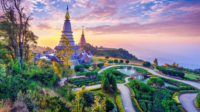 <strong>થાઇલેન્ડ (Thailand)</strong><br>થાઇલેન્ડ ફરવા માટે સુંદર દેશ છે. થાઇલેન્ડ પ્રવાસીઓે 30 દિવસ માટે વીઝા ફ્રી એન્ટ્રી આપે છે. બેંકોકમાં ટુક ટુકની સવારી, ફુકેતના સુંદર દરિયા કિનારા, ચિયાંગ માઇમાં હાથી અભ્યારણ, સ્થાનિક વાનગીની મજા માણી પ્રવાસીઓ ખુશ થાય છે. થાઇલેન્ડના સ્ટ્રીટ માર્કેટમાં ભારતીય પ્રવાસીઓ માટે સંખ્યાબંધ બજેટ ફ્રેન્ડલી વિકલ્પો મળે છે. બાળકો માટે ફ્લોટિંગ માર્કેટ, નાઇટ સફારી અને વોટર પાર્ક્સની મુલાકાત યાદગાર રહે છે. (Photo: Freepik)