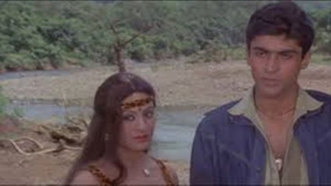 <strong>રામસે બ્રધર્સની અન્ય પ્રખ્યાત હોરર ફિલ્મો</strong><br>પુરાના મંદિરની સફળતા પછી રામસે બ્રધર્સે ઘણી વધુ હોરર ફિલ્મો બનાવી, જેમાં દરવાજા (1978), વીરાના (1988), પુરાની હવેલી (1989), બંધ દરવાજા (1990), સામરી (1985) વગેરેનો સમાવેશ થાય છે. આ ફિલ્મોની ખાસ વાત એ હતી કે તે ઓછા બજેટમાં બનાવવામાં આવી હતી, પરંતુ તેમ છતાં તે દર્શકોને ડરાવવામાં સફળ રહી. (તસવીર: ફિલ્મમાંથી)