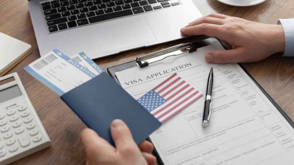 US Visa Rules: યુએસના ટુરિસ્ટ અને બિઝનેસ વિઝા મોંઘા થશે, વિઝાની મુદ્દત થયા બાદ રોકાશો તો ખેર નહીં!