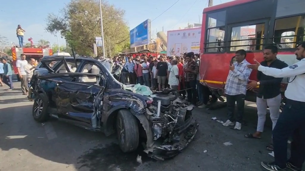 Ahmedabad Accident : અમદાવાદમાં SUV કાર AMTS બસમાં થડાકાભેર ઘૂસી, કારના ભુક્કા બોલાયા, એકનું મોત