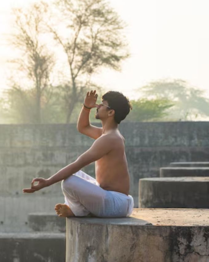 <strong>અનુલોમ-વિલોમ પ્રાણાયામ : </strong>સૌ પ્રથમ સુખાસનમાં બેસો અને કરોડરજ્જુ સીધી રાખો, તમારા જમણા હાથના અંગૂઠાથી જમણું નસકોરું બંધ કરો અને ડાબા નસકોરા દ્વારા શ્વાસ લો, પછી ડાબા હાથથી ડાબું નસકોરું બંધ કરો અને જમણા નસકોરા દ્વારા શ્વાસ બહાર કાઢો, આ પ્રક્રિયાને 5-10 મિનિટ સુધી પુનરાવર્તન કરો. આમ કરવાથી તમને માનસિક શાંતિ મળે છે અને તણાવ ઓછો થાય છે, મન સ્થિર રહે છે અને તમને સારી ઊંઘ આવે છે.