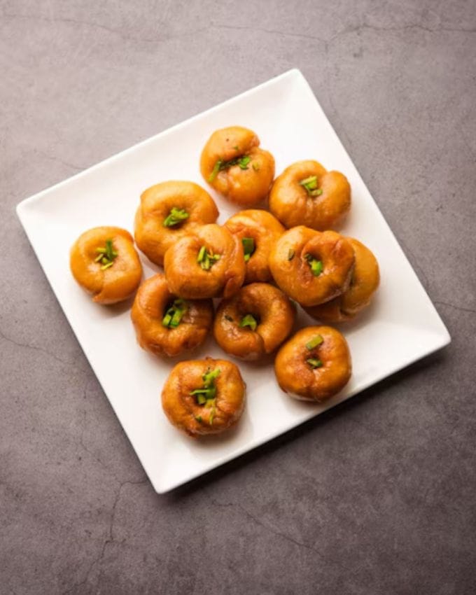 બાલુશાહી ખાસ કરીને તહેવારો, લગ્નો અને અન્ય ખુશીના પ્રસંગોએ બનાવવામાં આવે છે. હોળીના દિવસે તે મોટી માત્રામાં બનાવવામાં આવે છે. બાલુશાહી બનાવવામાં થોડો સમય અને મહેનત લાગે છે, પરંતુ તેનો સ્વાદ બધી મહેનતને સાર્થક બનાવે છે. જાણો બાલુશાહી <a href="https://gujarati.indianexpress.com/about/recipe/" data-type="URL" data-id="https://gujarati.indianexpress.com/about/recipe/">રેસીપી</a>