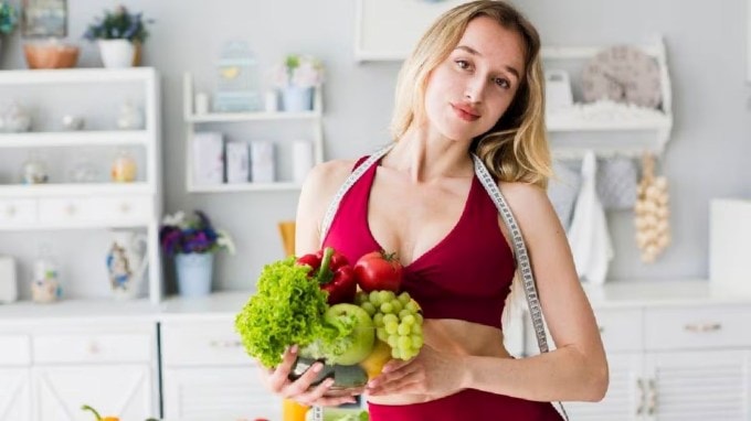 14 કલાક ઉપવાસ કરવાથી શરીરને ઘણા ફાયદા થાય છે. અભ્યાસોએ દર્શાવ્યું છે કે ચોક્કસ સમય માટે સતત ઉપવાસ કરવાથી શરીરનું વજન, બ્લડ પ્રેશર, ચરબી, બ્લડ સુગર અને કોલેસ્ટ્રોલ ઘટે છે. (તસવીર: Freepik)