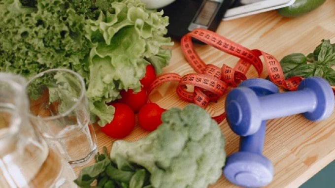 ખાવાનો સમય ઓછો હોવાથી, કેલરીનું સેવન મર્યાદિત રહે છે. તમારું શરીર ઊર્જા માટે ચરબીના ભંડારો તરફ વળે છે, અને કીટોન્સ નામના ફેટી એસિડ લોહીના પ્રવાહમાં મુક્ત થાય છે. (તસવીર: Freepik)