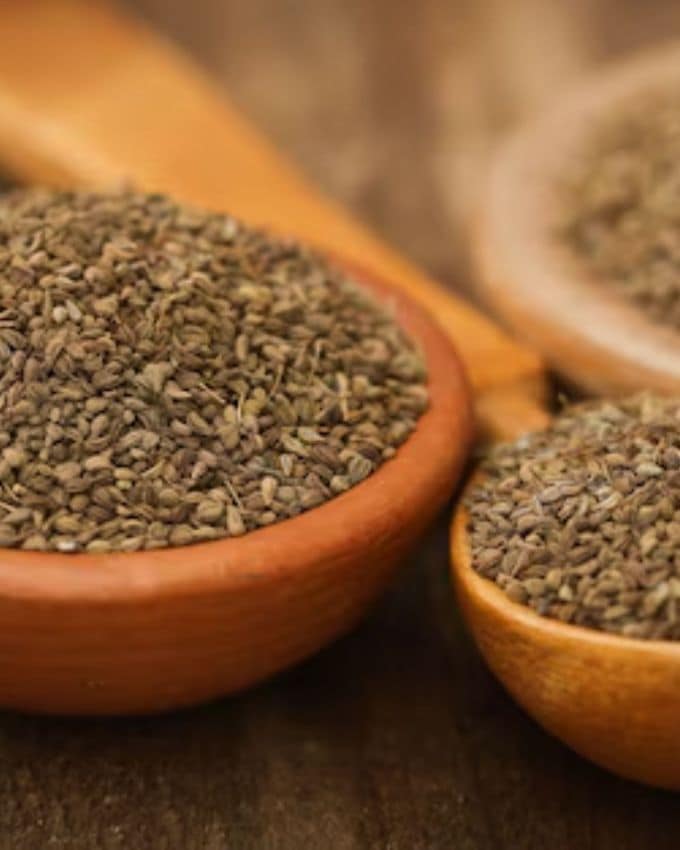 <strong>અજમો ખાવાના ફાયદા :</strong> અજમામાં એન્ટી-બેક્ટેરિયલ ગુણધર્મો હોય છે, જે મોંમાં બેક્ટેરિયાને મારવામાં મદદ કરે છે. આનાથી પેઢામાં બળતરા અને દાંતના સડોને રોકવામાં મદદ મળી શકે છે. અજમામાં એન્ટી-ઓક્સિડન્ટ હોય છે, જે ત્વચાને મુક્ત રેડિકલથી થતા નુકસાનથી બચાવે છે. તે ત્વચાને સ્વસ્થ અને ચમકદાર રાખવામાં મદદ કરે છે.